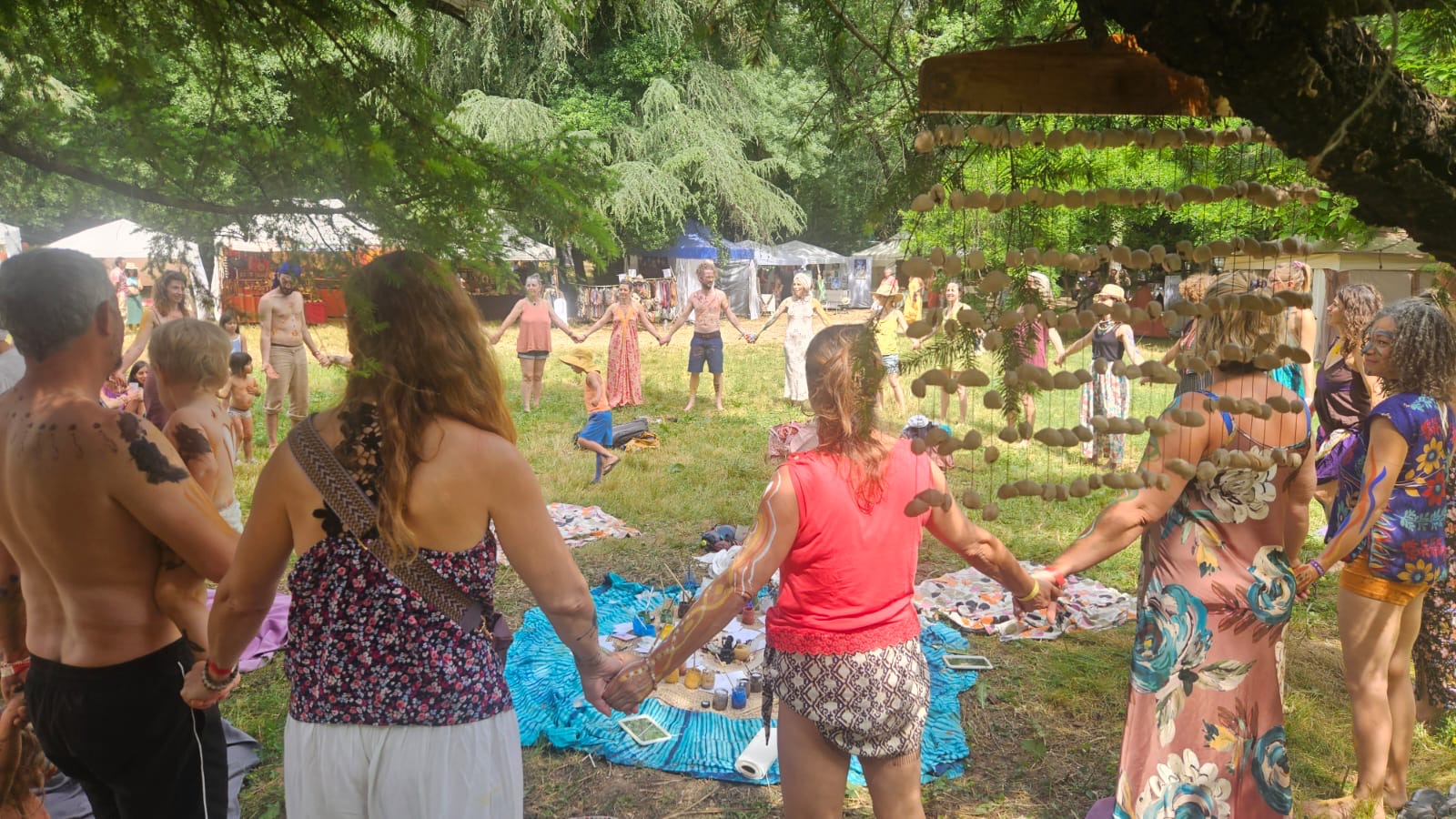 Cercle collectif autour d'un rituel créatif en plein air