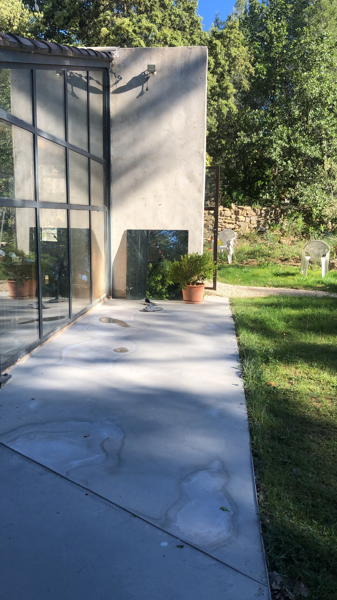 L'Atelier Reliance — vue extérieure avec l'olivier