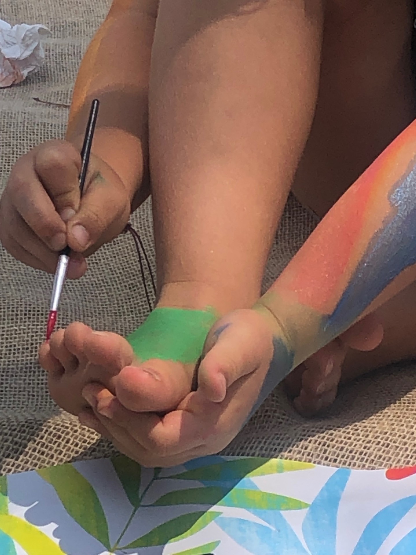Pieds d'enfant peints — joie de l'expérimentation